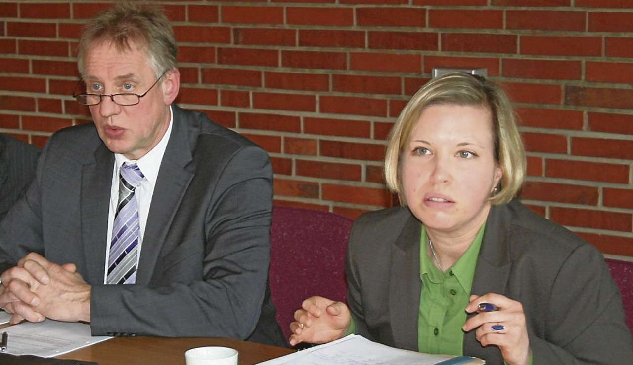 Dezernentin Heike von Ostrowski mit dem Vorsitzenden des Ausschusses Klaus Mangels
