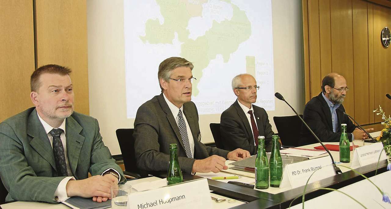 Michael Hoopmann, Frank Stümpel und Hermann Luttmann sowie Joachim Kieschke (von links) informierten die Bürger über die Zahlen des EKN.