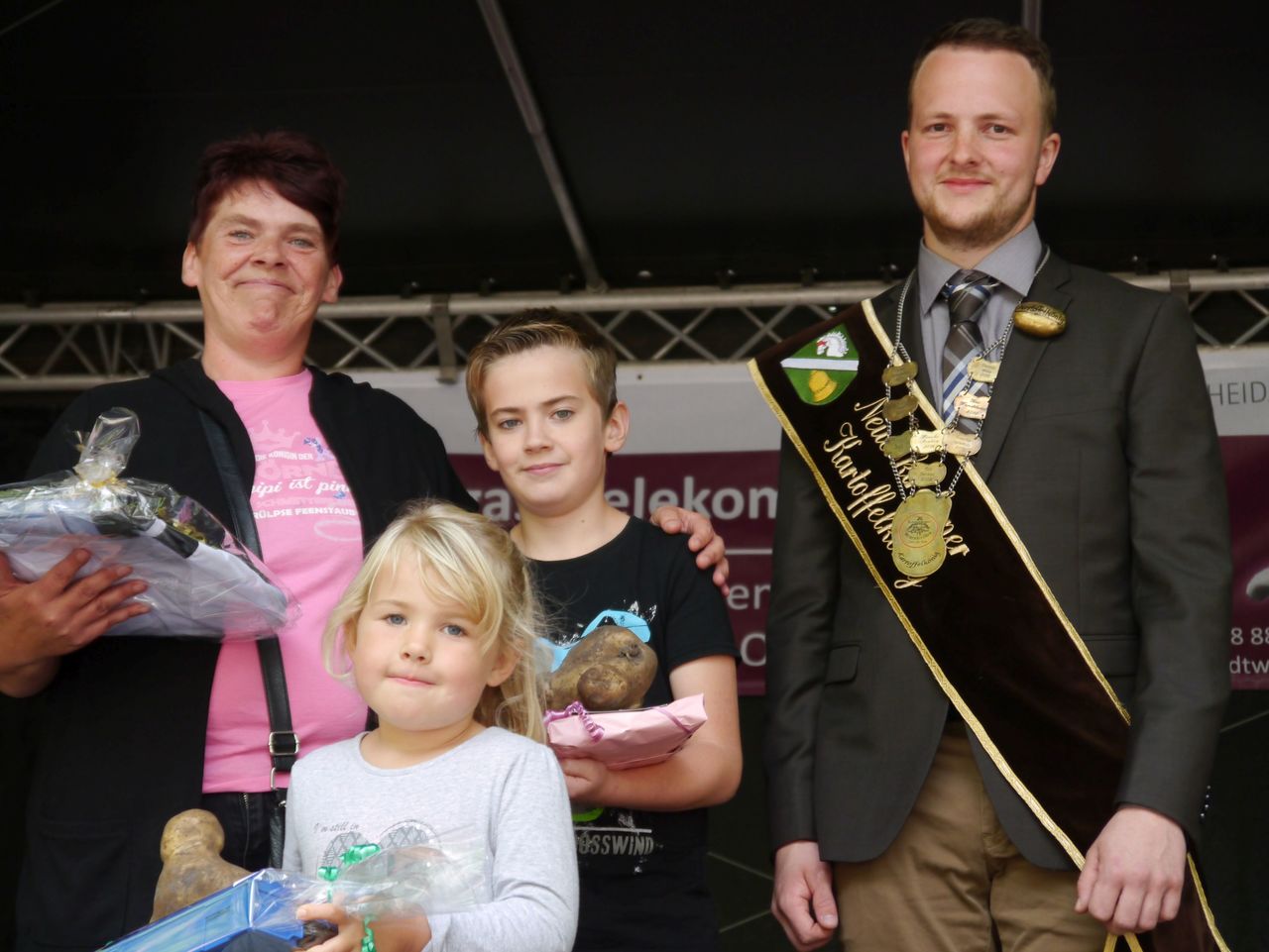 Der neue Kartoffelkönig Hauke Renken kürt die Gewinner beim Wettbewerb um die dickste Kartoffel. Foto: Janila Dierks