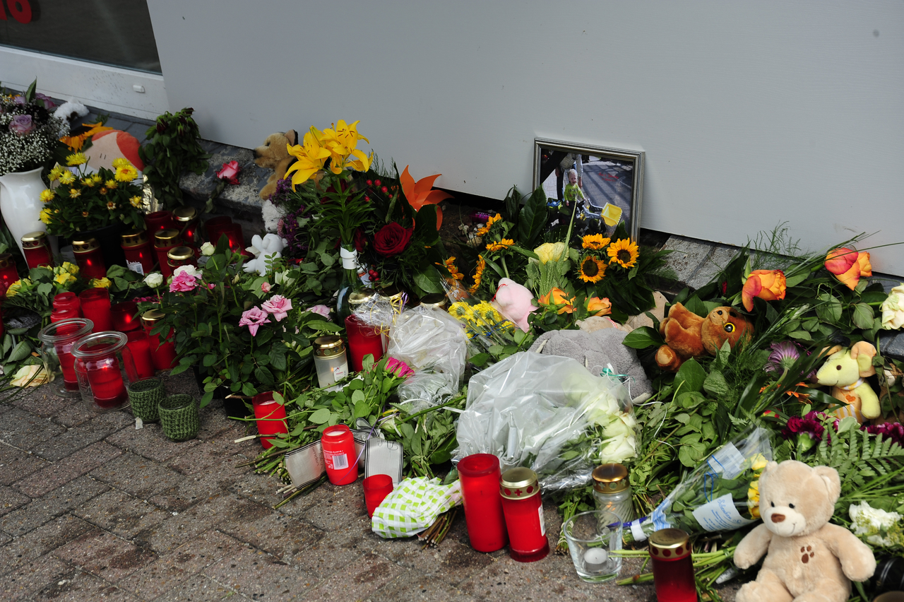 Blumen am Unfallort im Juli 2015.