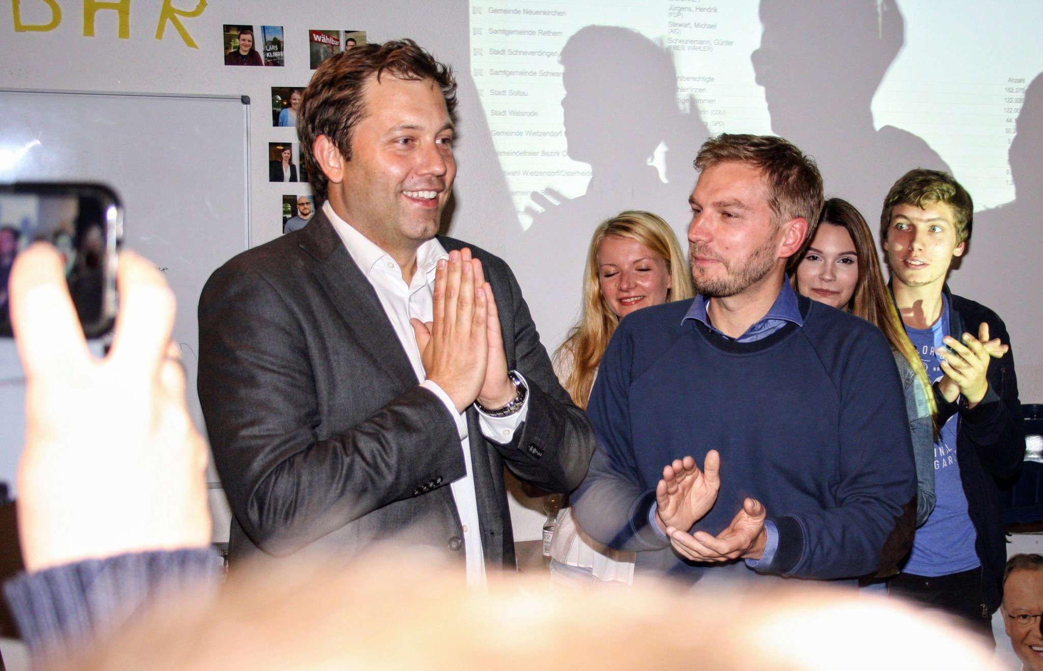 Lars Klingbeil (links) feierte nach der Wahl mit seinem Team die Eroberung des Direktmandats.