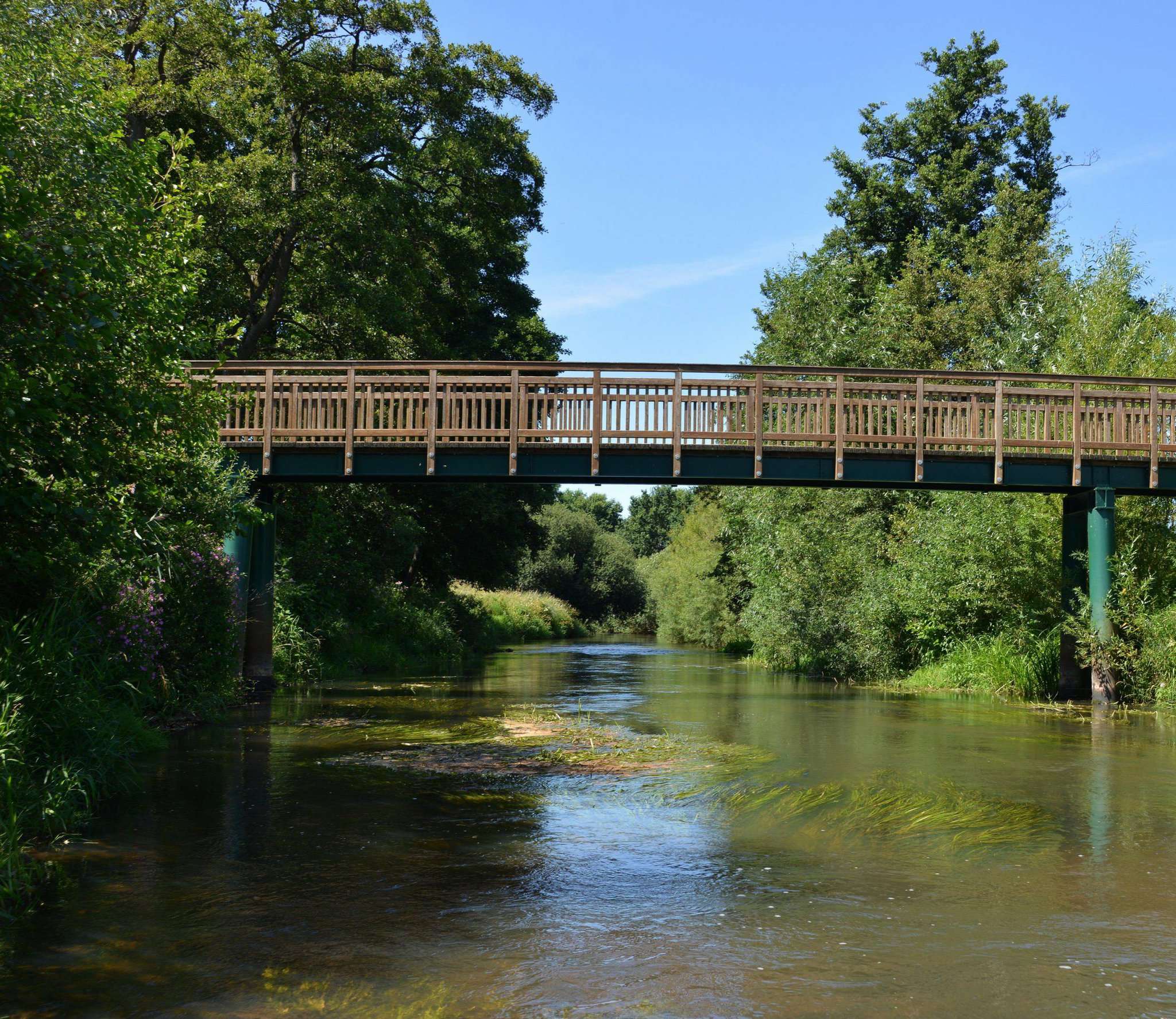 Die Hellweger Brücke am Wümmebogen führt in die Wümmeniederung.
