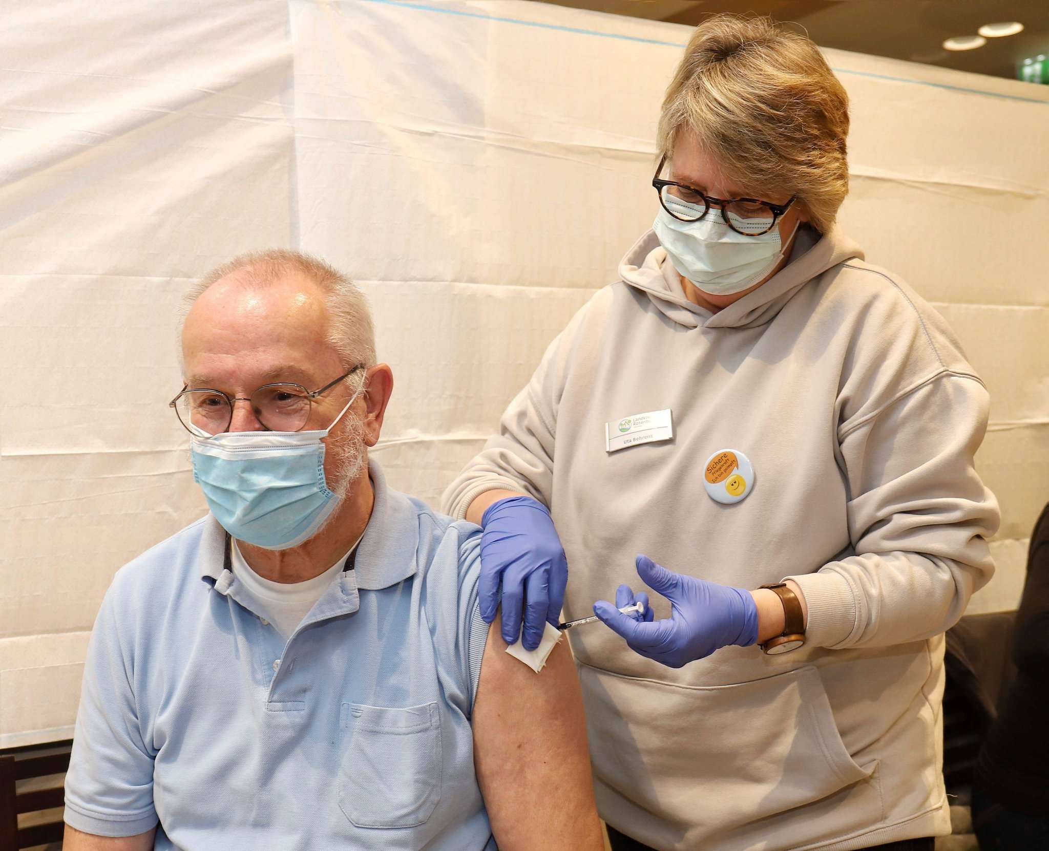 Günter Dirks bekommt von Uta Behrens seine Booster-Impfung.  Fotos: Bartz 