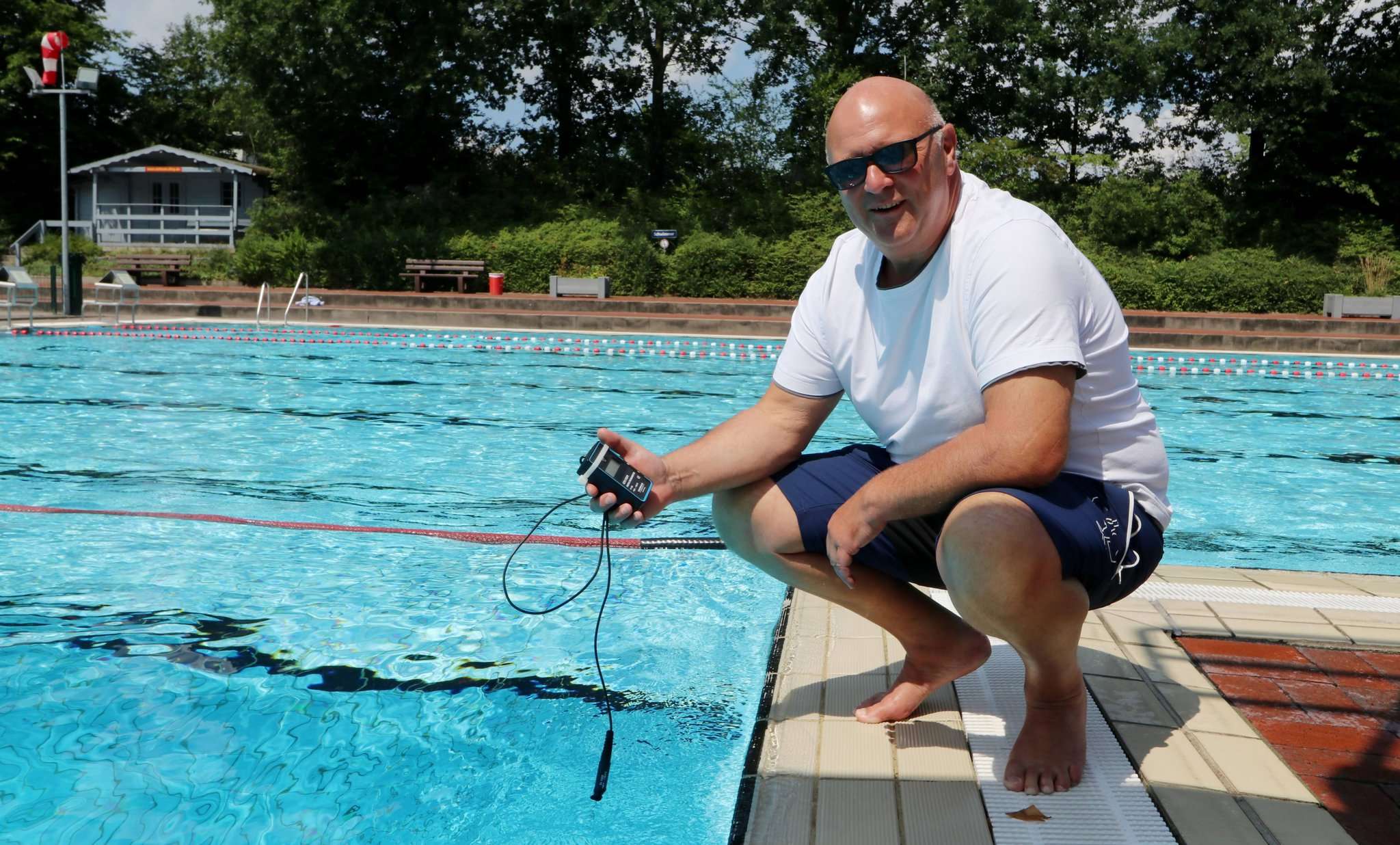 Schwimmmeister Henry Kraft misst die Temperatur im Sottrumer Freibad: Die Gemeindeeinrichtung wird über eine Biogasanlage beheizt. Foto: Baucke