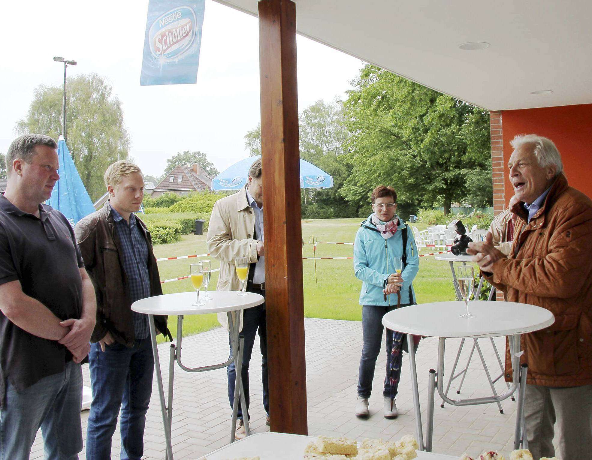 Heinz Meyer (rechts) und die geladenen Gäste freuten sich über die Eröffnung des Botheler Bades. Foto: Nina Baucke