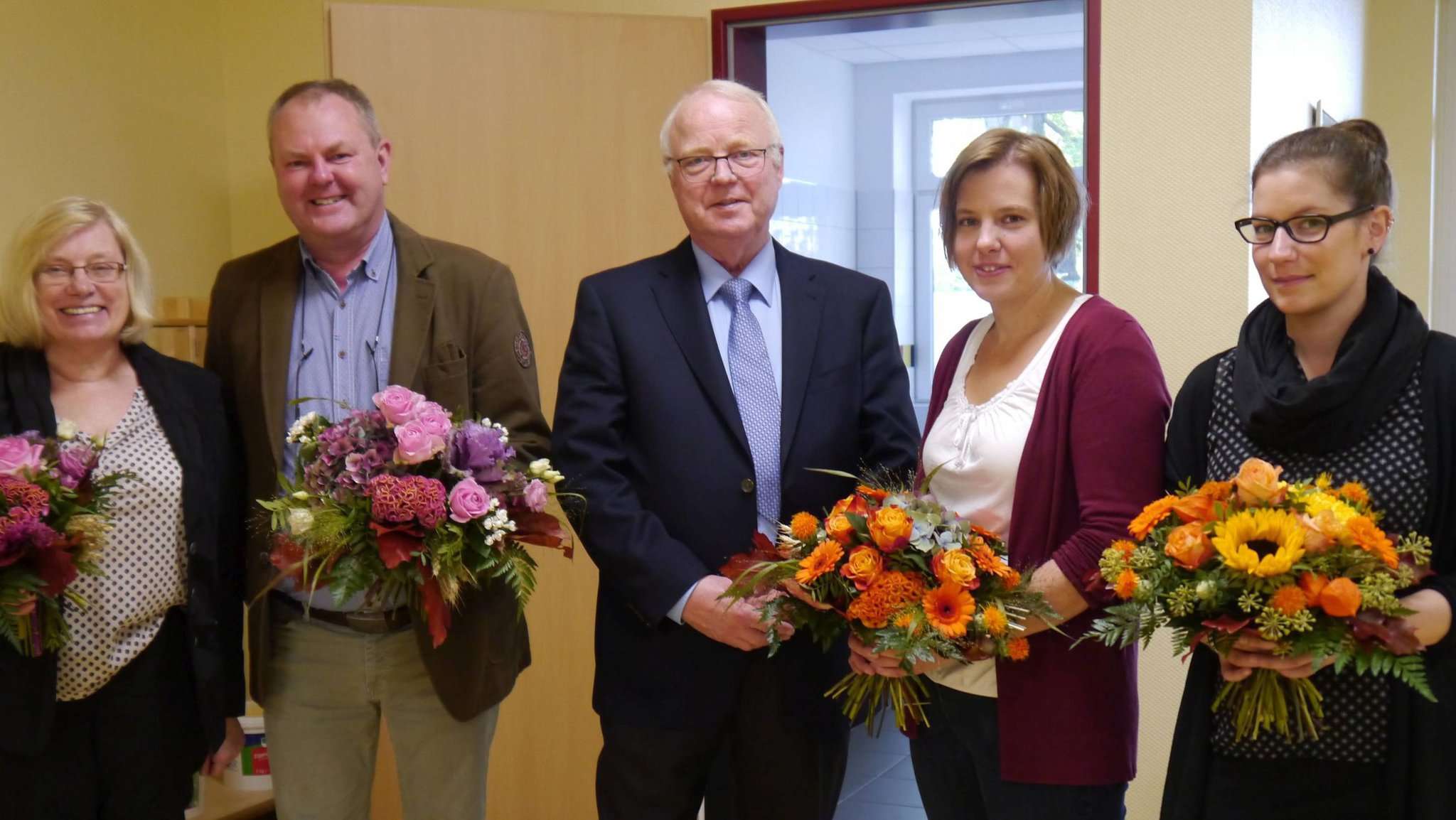 Brockels Bürgermeister Rolf Lüdemann (Mitte) bedankte sich bei Rita Meyer (von links), Axel Zimmermann, Ilona Weseloh und Lisanne Witte mit einem Blumenstrauß. Fotos: Janila Dierks