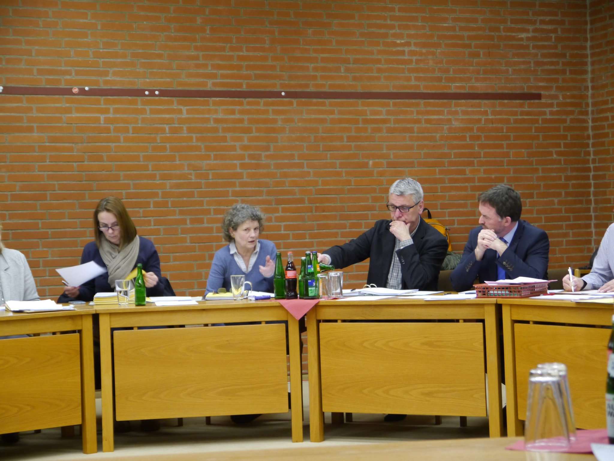 Carolin Muschter (links) und Gabriele Hornhardt stimmten gegen einen größeren Verfügungsrahmen für Bürgermeister Dirk Eberle (rechts). Foto: Janila Dierks