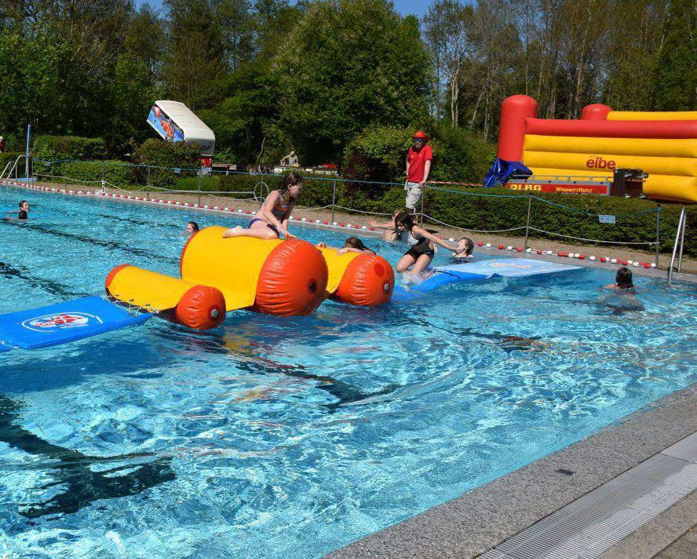 Die DLRG sorgte mit aufblasbarem Wasserspielzeug dafür, dass die jungen Wasserratten ihren Spaß im Bruchwiesenbad hatten.