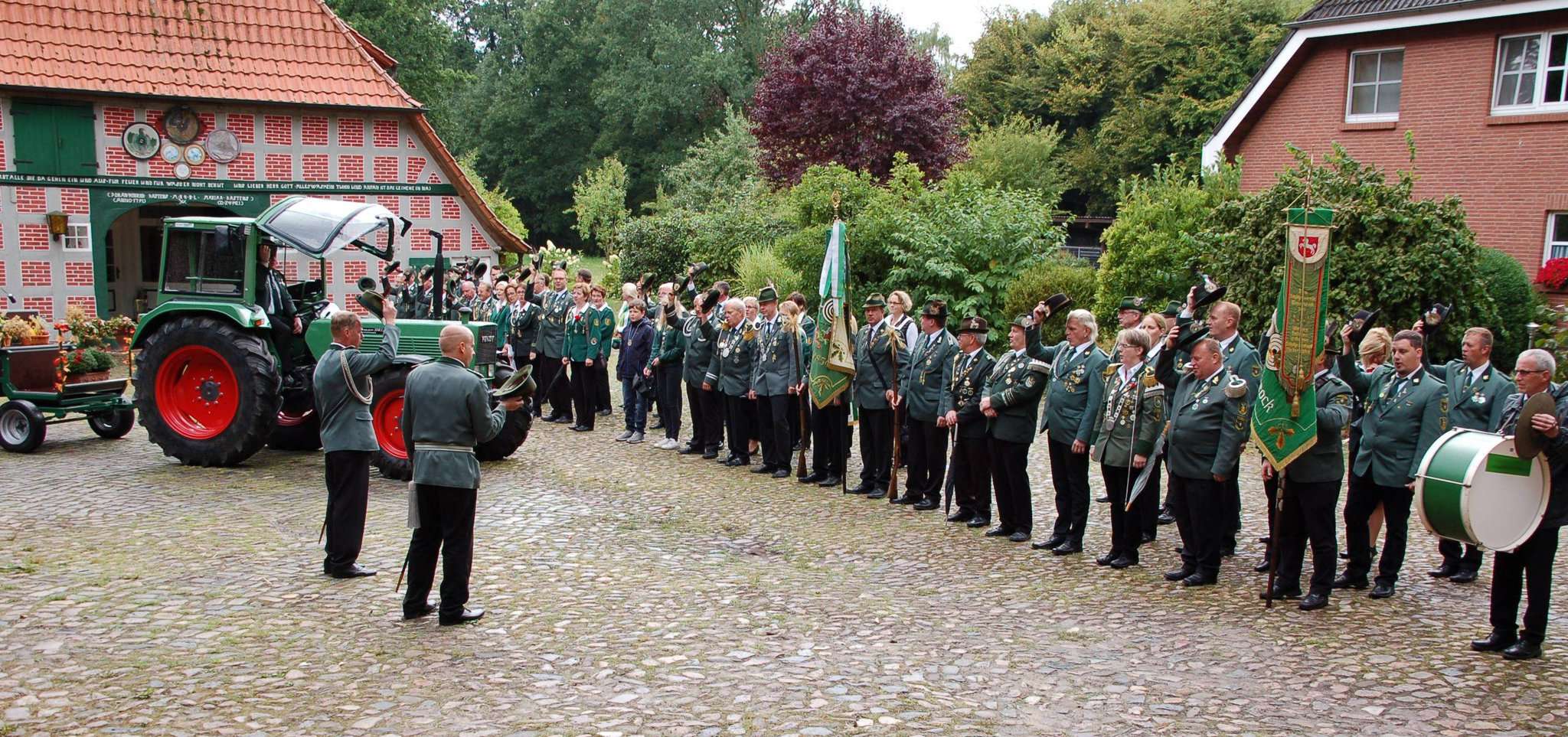 Zahlreiche Schützen als auch Gäste kamen zusammen und feierten das Brockeler Erntefest. Foto: Jürgen Voß