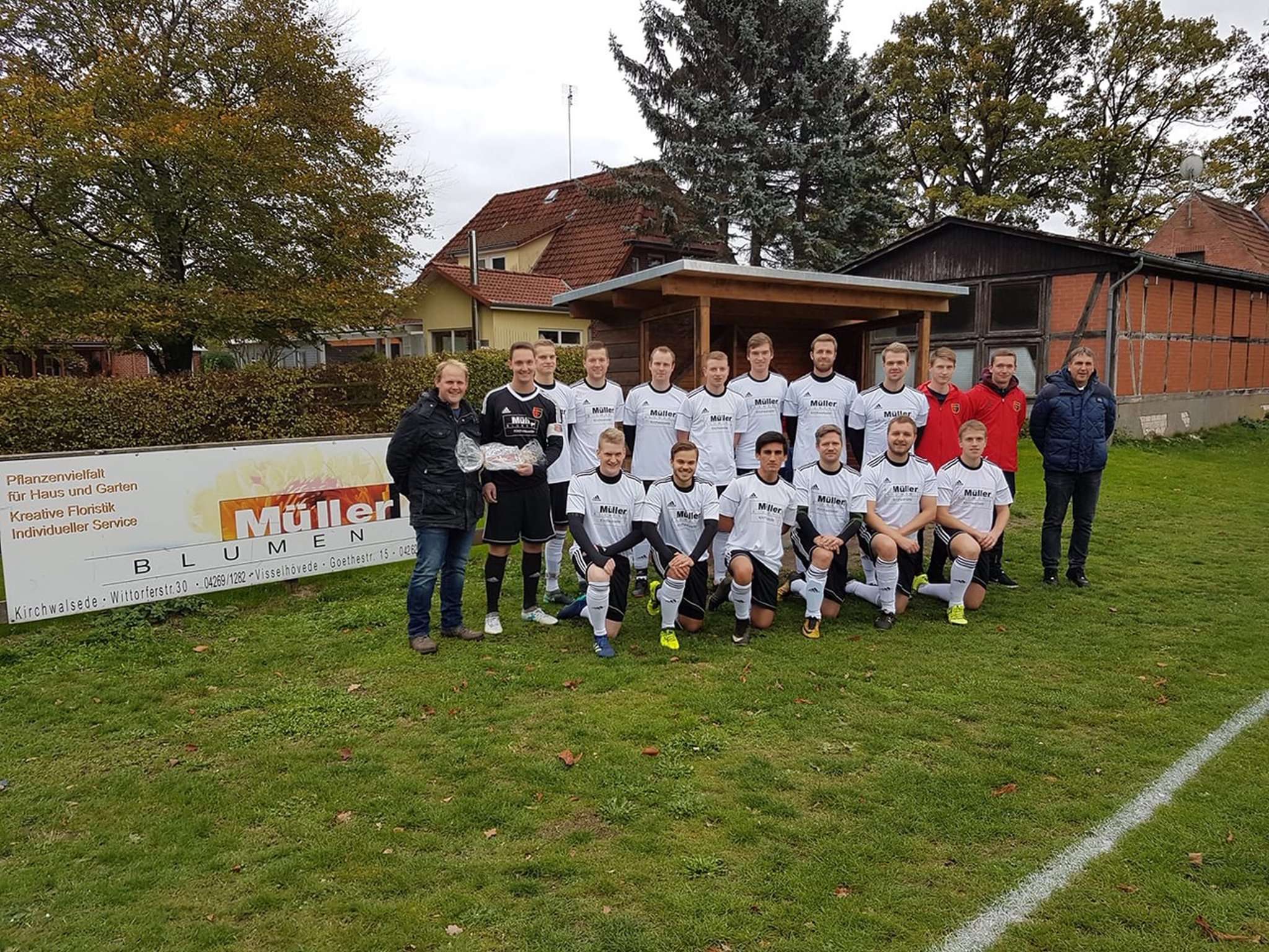 Die Herren-Mannschaft des FC Walsede freut sich doppelt: Nicht nur, dass das Team im Finale steht, sondern es genießt zudem Heimvorteil.