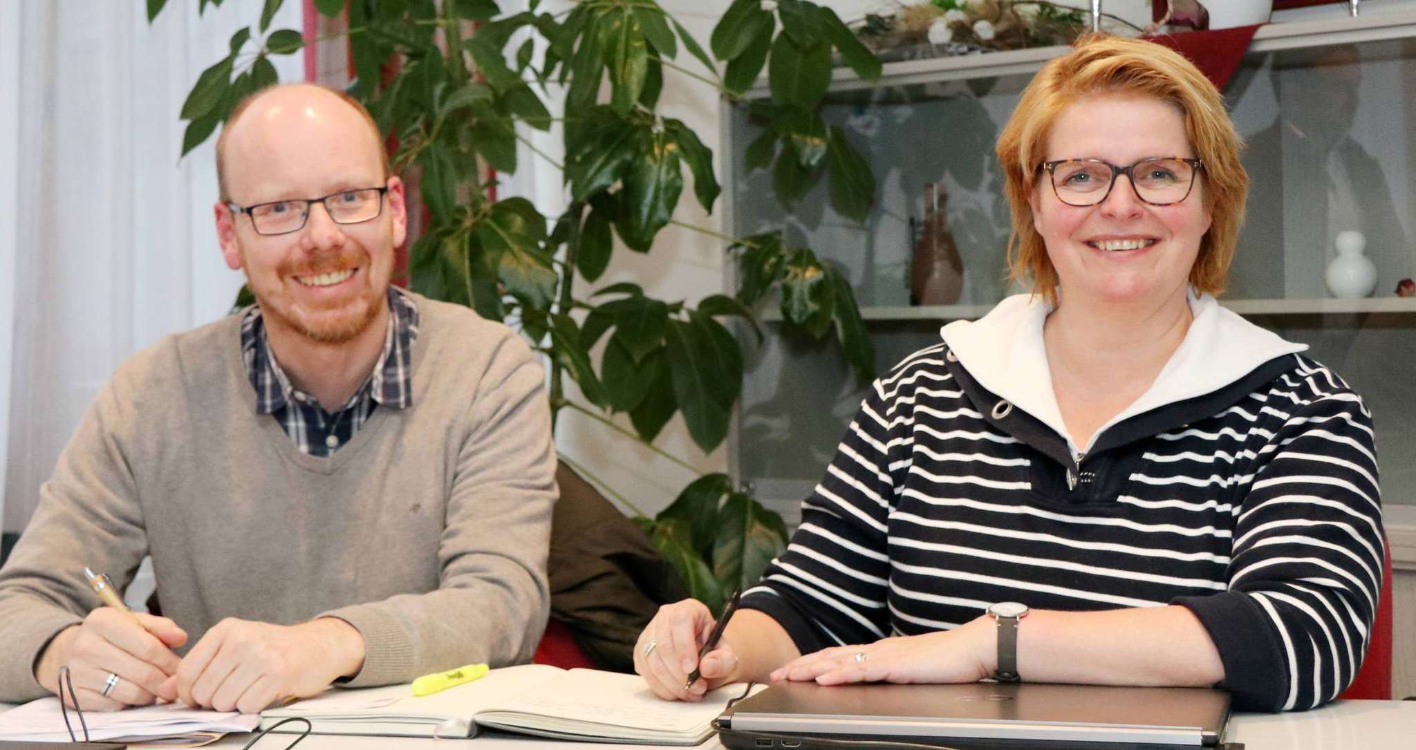 Björn Völlmar und Jana Hotzan vom LBEG beantworten künftig jeweils einmal im Monat die Fragen von Bürgern direkt in Bothel. Foto: Nina Baucke