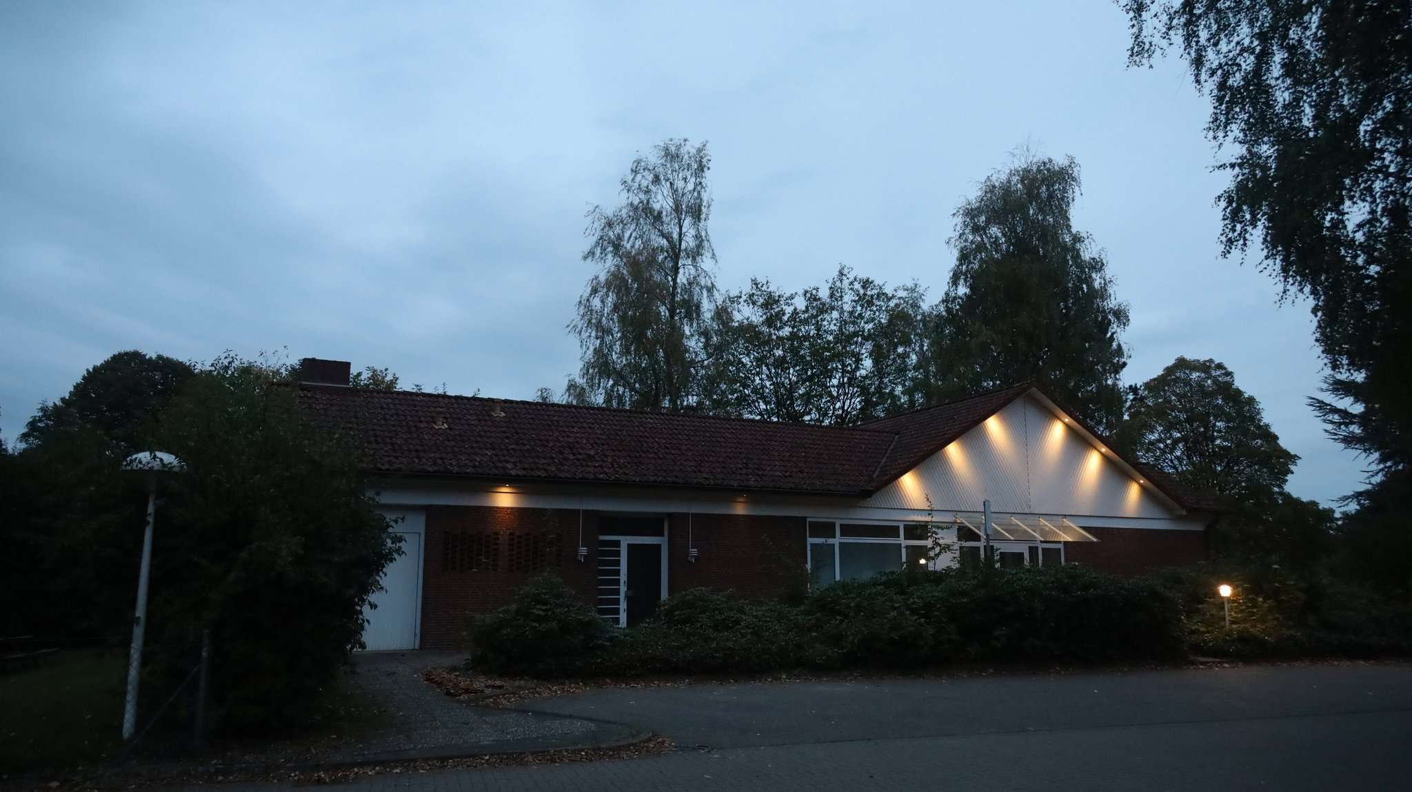 Die ehemalige Sparkasse in Kirchwalsede bei Abenddämmerung: In das Gebäude soll nach Umbauarbeiten die Kita einziehen. Foto: Henning Leeske