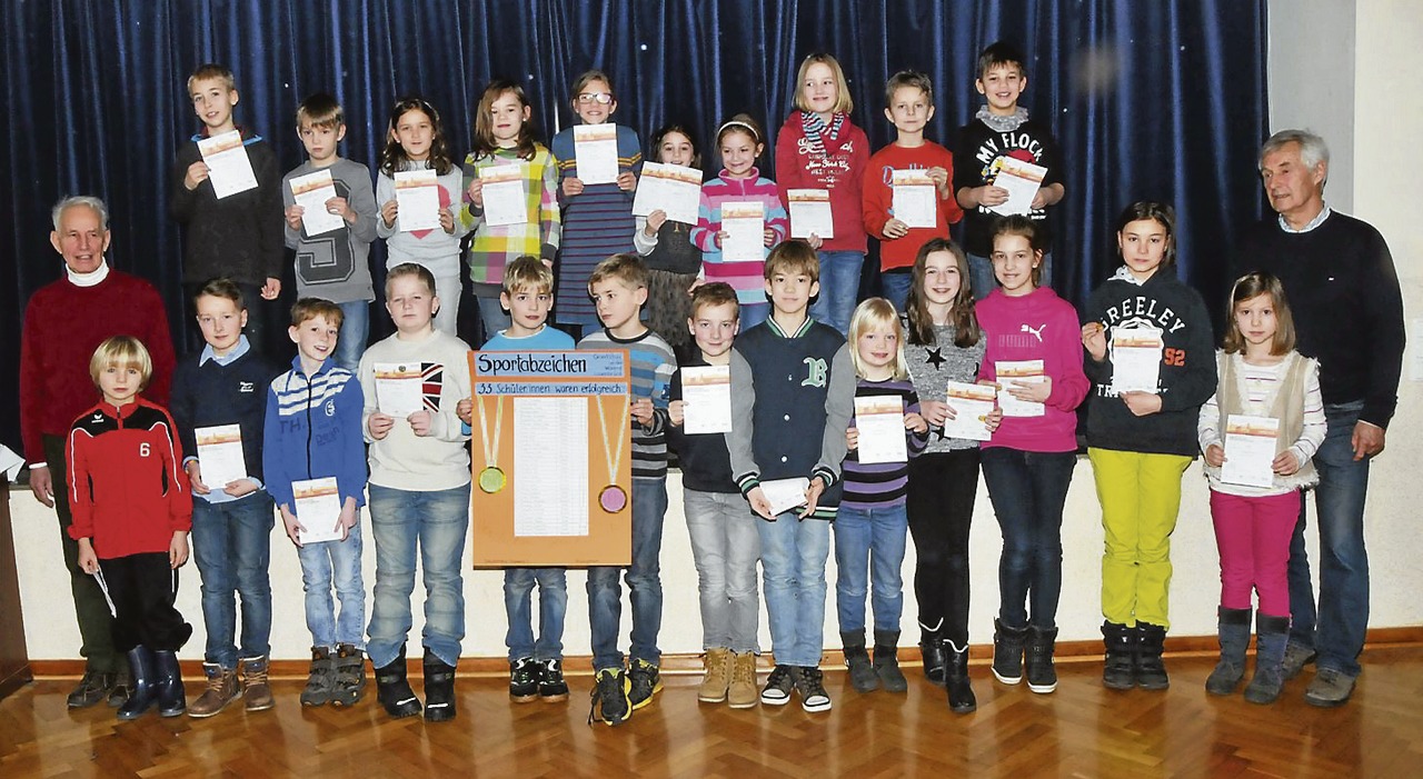 Mädchen und Jungen der Grundschule an der Wümme in Lauenbrück erhielten jüngst ihre im vergangenen Jahr erkämpften Sportabzeichen. 