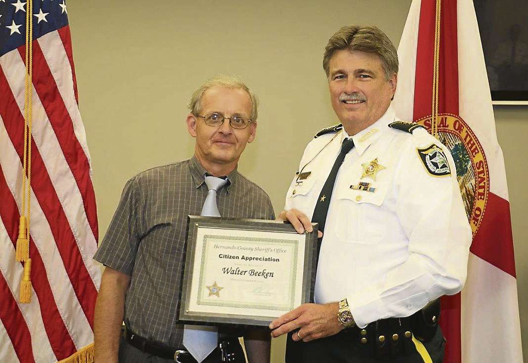 Sheriff Al Nienhuis (rechts) überreichte Walter Beeken den Bürgerpreis.