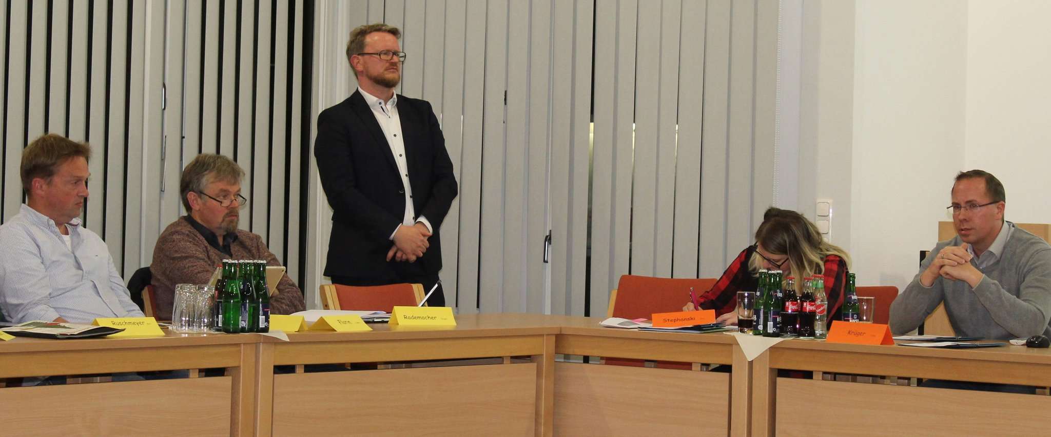 Carsten Fischer (Mitte) von der VBD Beratungsgesellschaft hat den Schulausschussmitgliedern die vier Varianten für die Erweiterung der Grundschule vorgestellt. Foto: Ann-Christin Beims