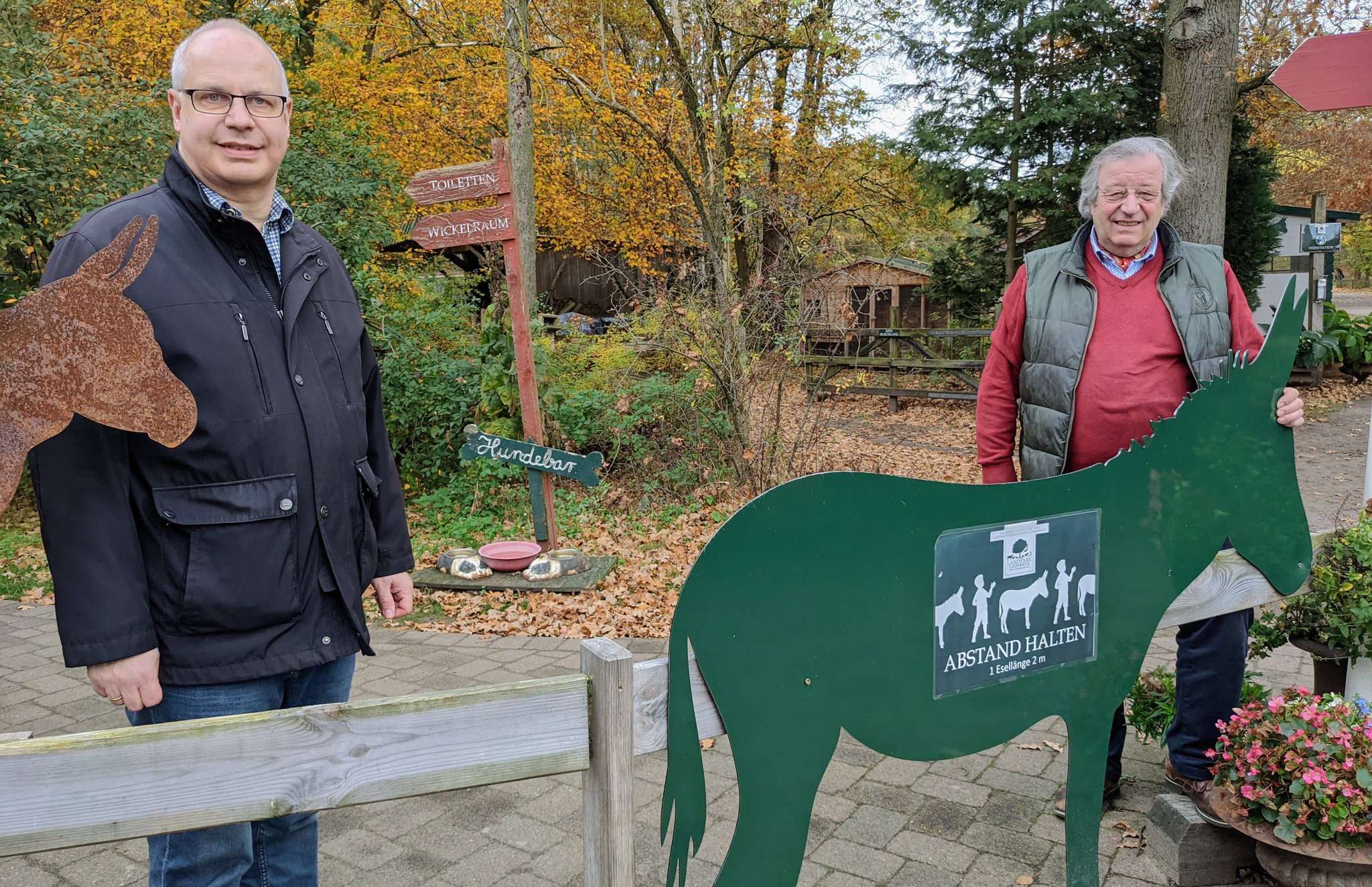 Mit einer Eselslänge Abstand: Pastor Lars Rüter (l.) und Landpark-Chef Friedrich-Michael von Schiller bitten die Martinsfest-Besucher, sich für die Dauer der Veranstaltung am 13. November an gewisse Regeln zu halten.
