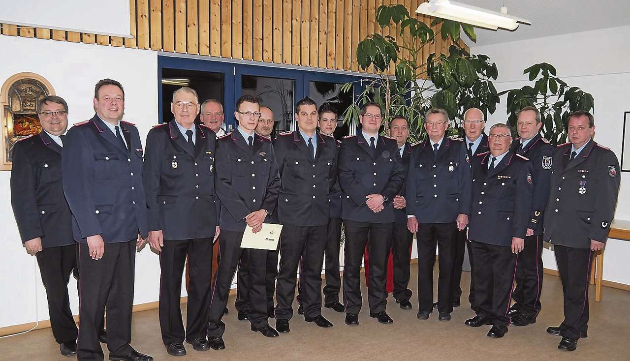 Die geehrten und beförderten Mitglieder der Rotenburger Feuerwehr. 