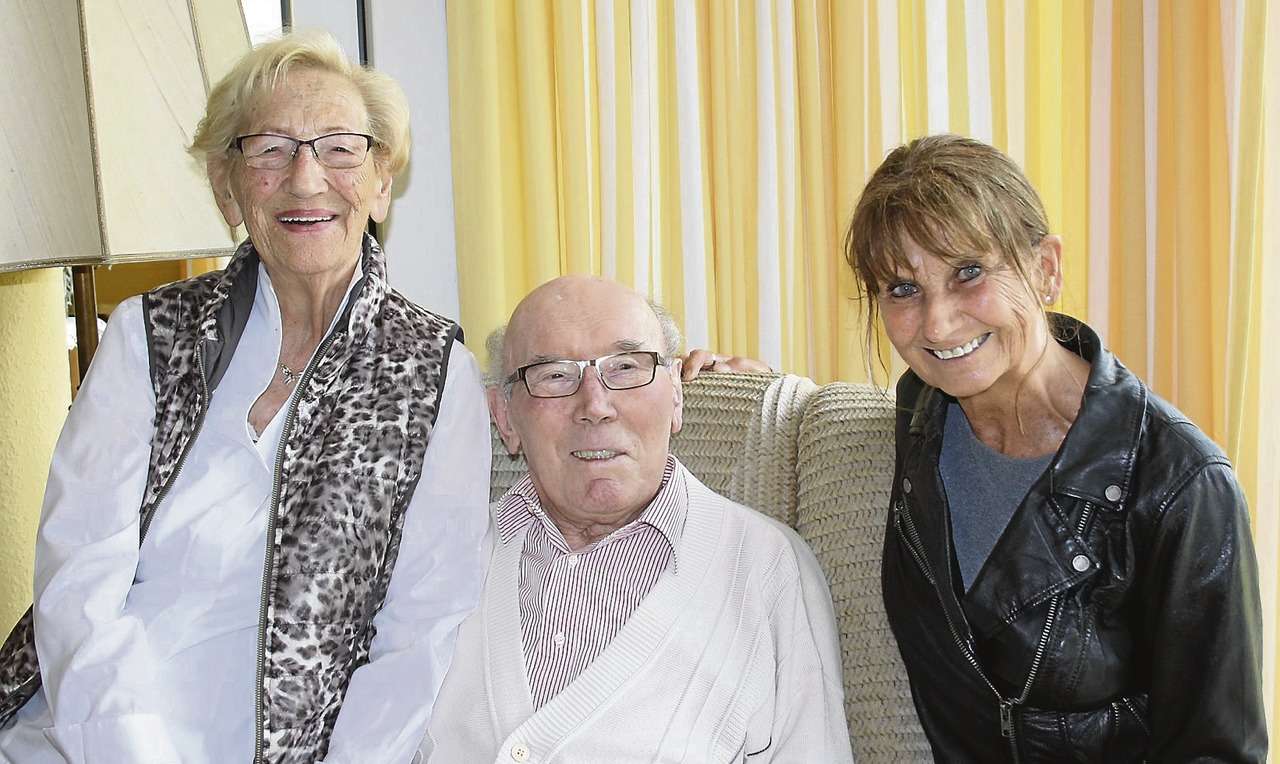 Hedda Braunsburger (rechts) gratulierte Leonore und Siegfried Holzapfel, die auf glückliche 65 Ehejahre zurückblicken dürfen.