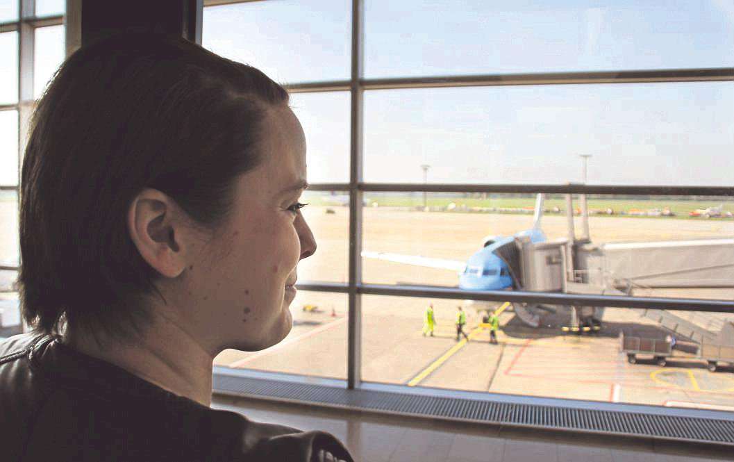 Carina Flatow wartet am Flughafen in Bremen gespannt auf den Start. Ihr erster Städtetrip führte sie nach Amsterdam. Foto: Malin Steffen