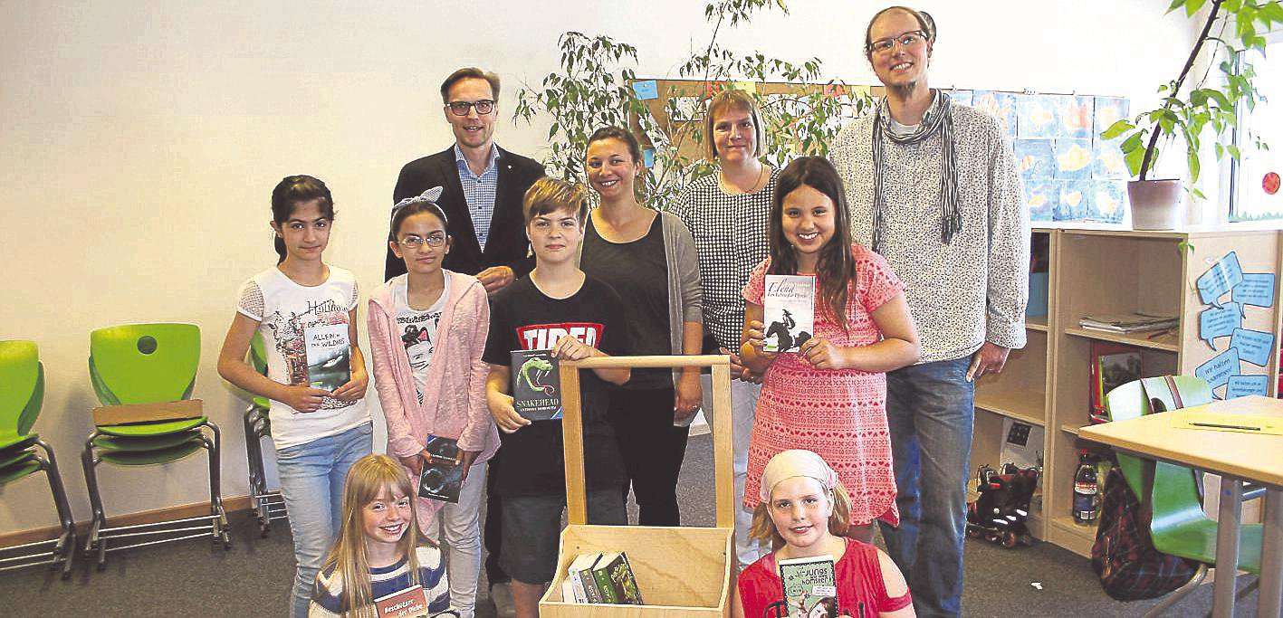Die Schüler und Lehrkräfte der IGS in Rotenburg freuen sich über neues Lesefutter. Ralf Wiebusch (hinten links) vom Lions Club überreicht fünf Bücherkisten.