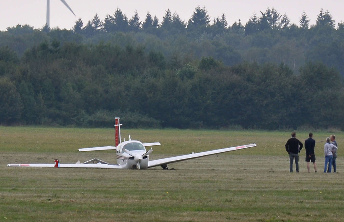 Das Segelflugzeug stürzte auf den Flugplatz. Foto: Doris Metternich
