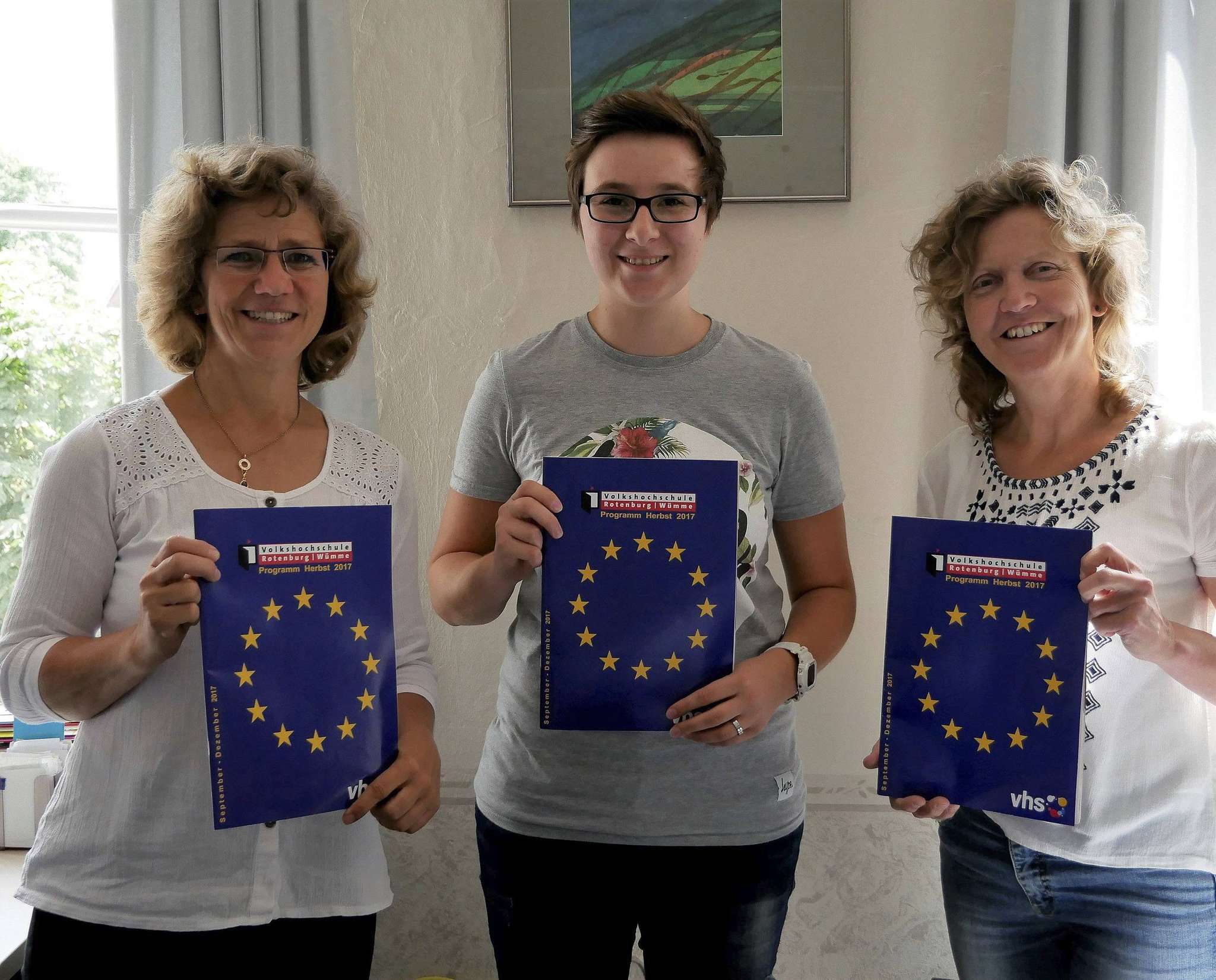 Birgit Lynge (von links), Jennifer Stührmann und Edith Jahnke stellen das neue VHS-Programm vor. Foto: Karen Bennecke