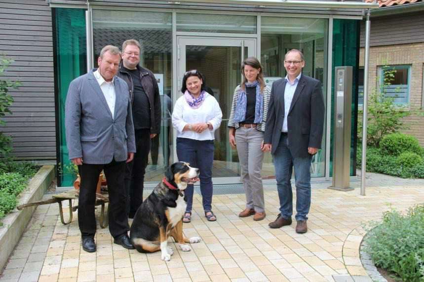 Dr. Caus Kock (von links), Stephan von Fintel, Hospizhund Walli Schrader, Sabine Eckstein, Tanja Bladauski und Markus Notzon