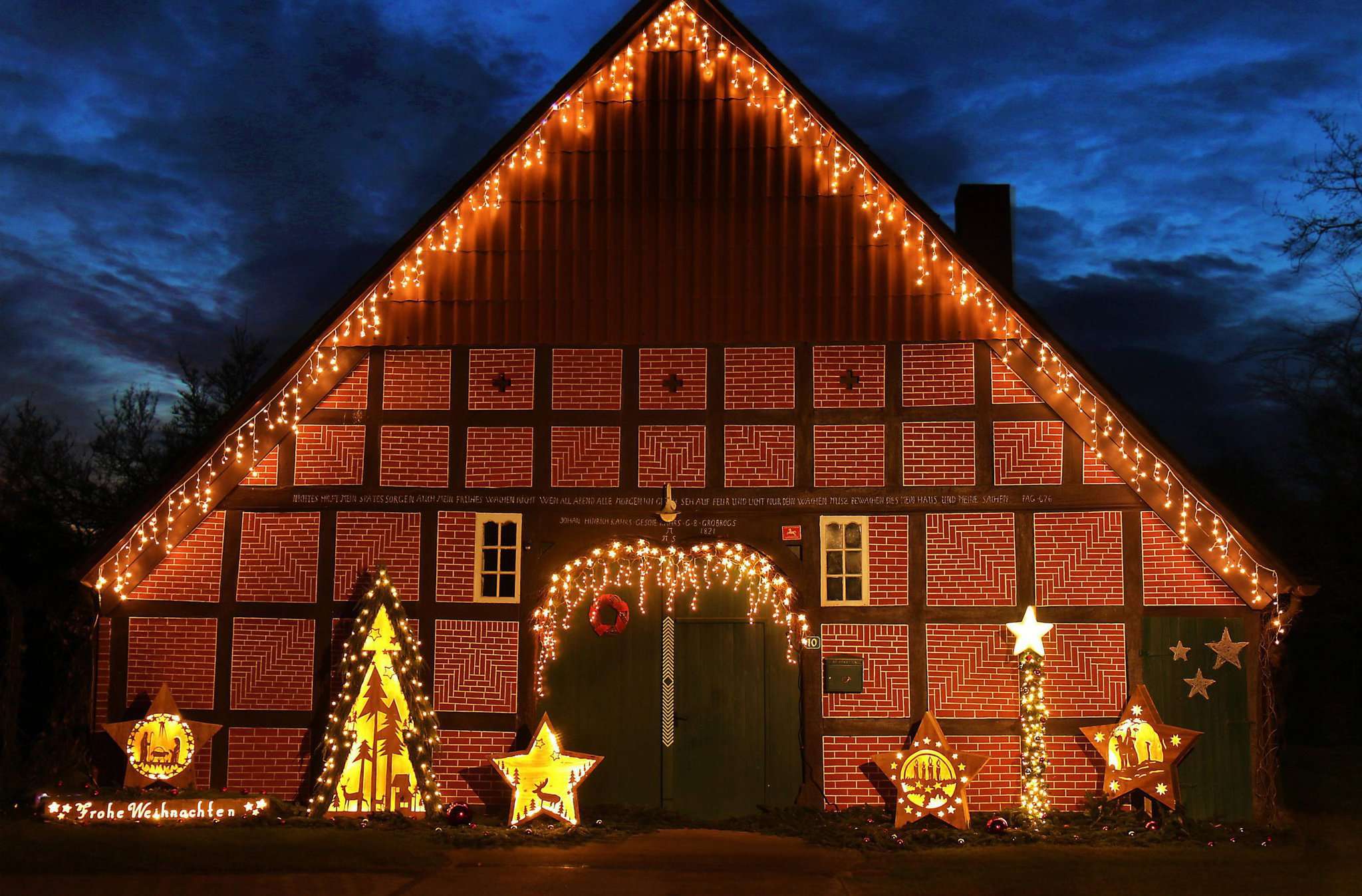 Dieses festliche Haus in Waffensen zierte im vergangenen Jahr den Rundschau-Weihnachtstitel. 