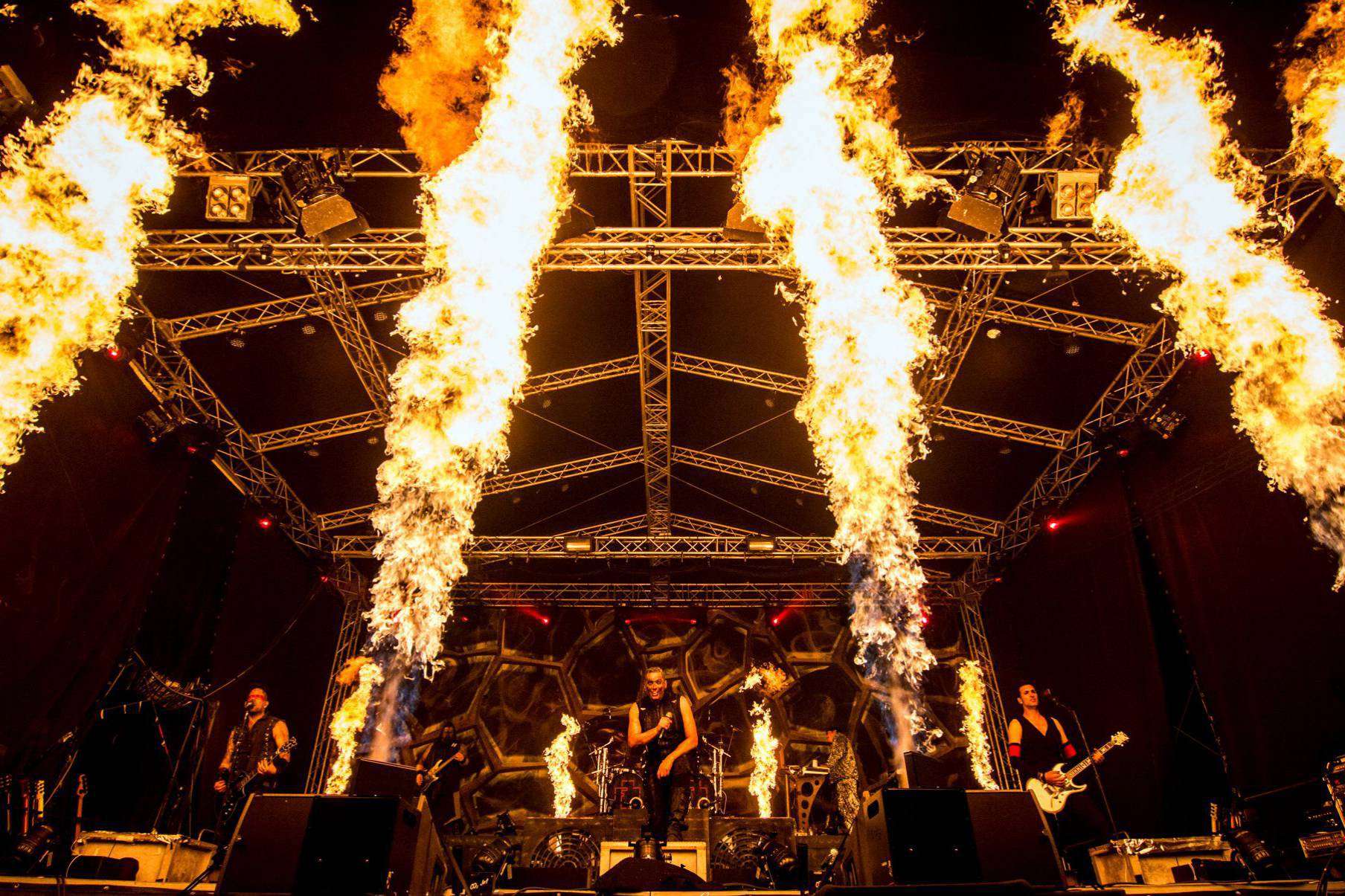 Die Rammstein-Cover-Band Feuerengel spielt nicht nur nahe am Original u2013 sie bietet auch eine pyrotechnische Show 