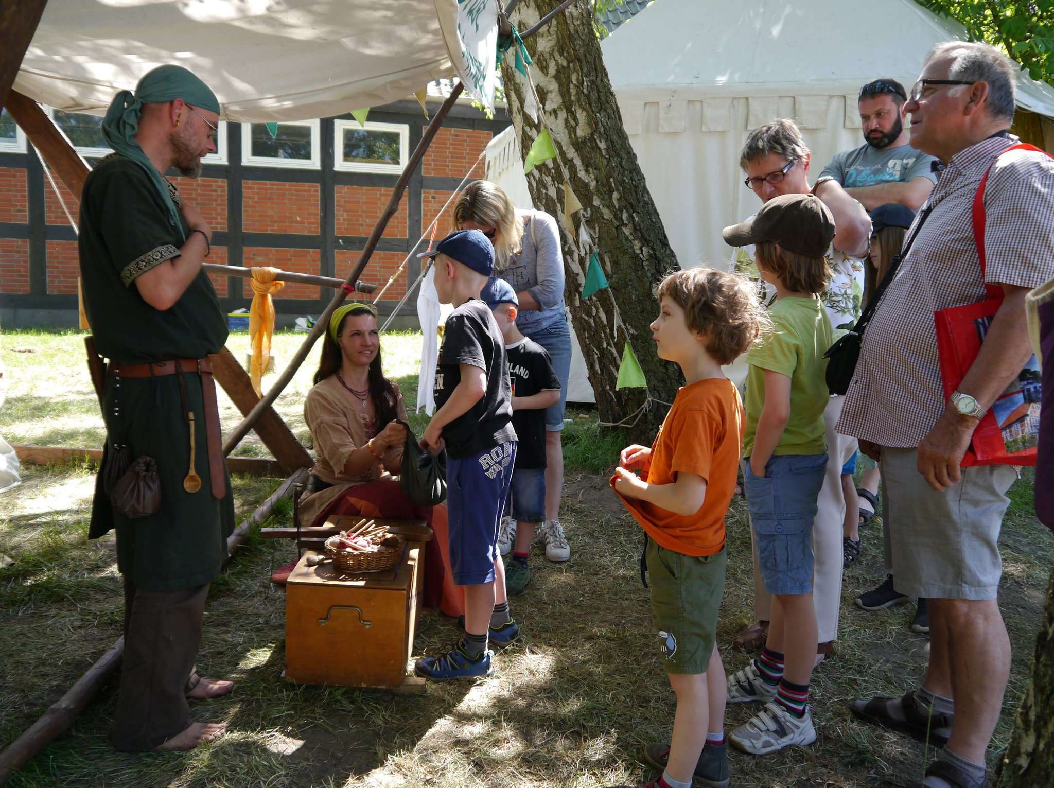 Die Besucher schauen historischen Handwerkern bei ihrer Arbeit über die Schulter und probierten Speisen aus alter Zeit. 
