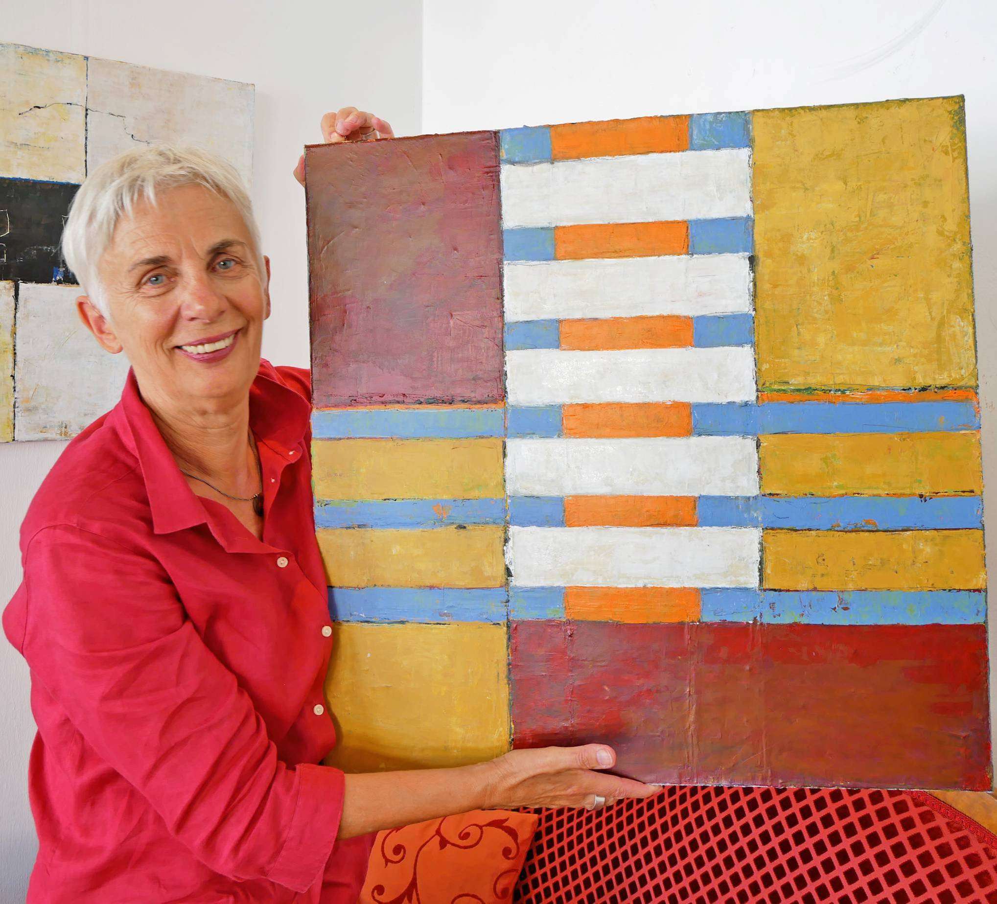 Anita Wolf hat im Laufe der Zeit ihren eigenen Malstil entwickelt und experimentiert zurzeit mit Quadraten. Foto: Karen Bennecke