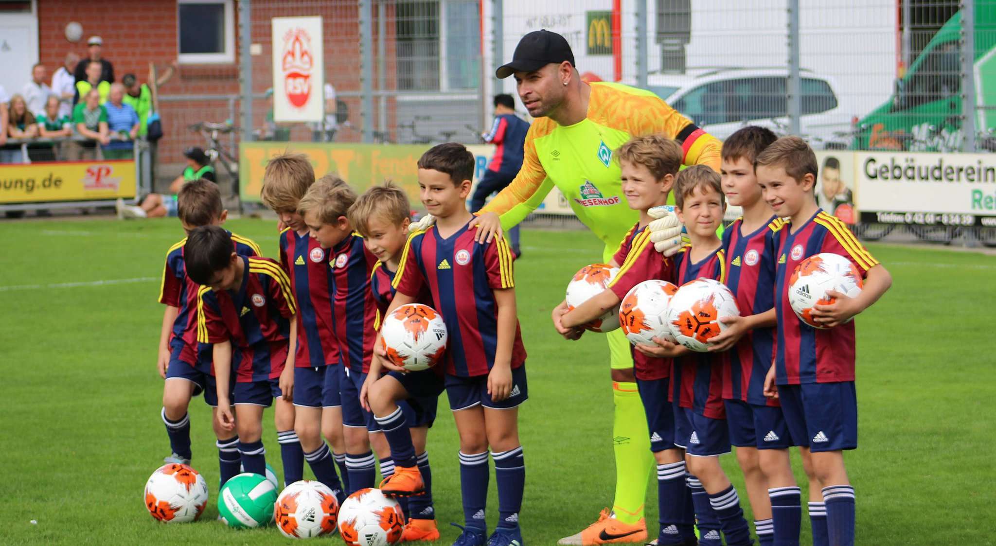 Ex-Nationaltorhüter Tim Wiese nimmt sich Zeit für ein Gruppenfoto mit Kindern.