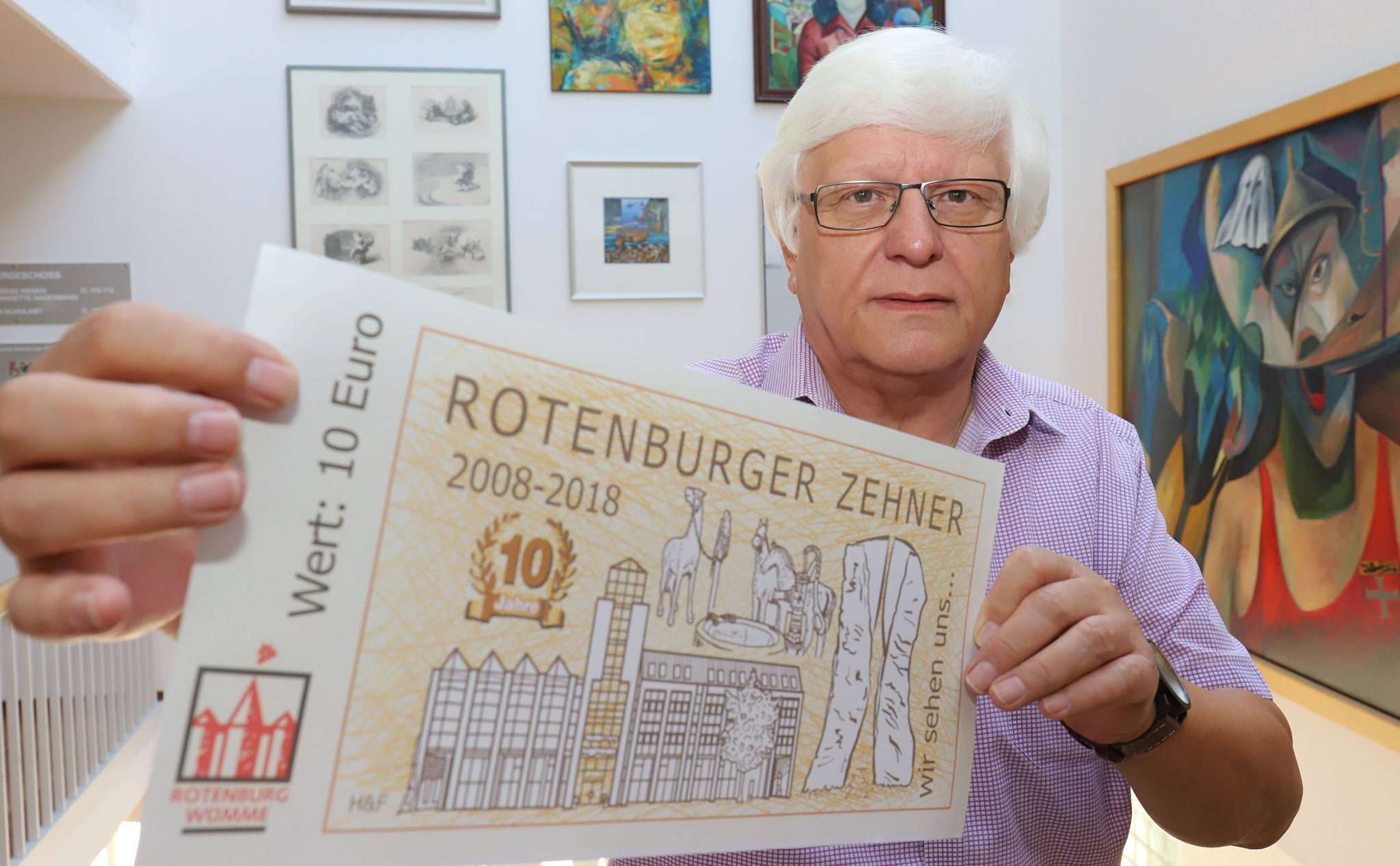 Heinz Gehnke präsentiert stolz den neuen Rotenburger Zehner im Großformat. Das Original hat die Größe eines Geldscheins und passt bequem in jedes Portemonnaie. 