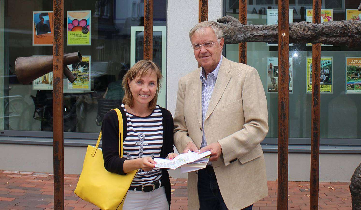 Britta Riebesehl mit Peter Mokrus mit dem Plan für viel Kunst im öffentlichen Raum in Rotenburg. 