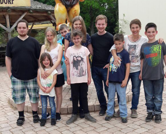 Nicole Monteith-Dähn (Zweite von rechts) im Kreise ihrer Familie: Alle drei Väter der neun Kinder sind aufgrund von Krankheit und bei einem Motorradunfall früh verstorben. 