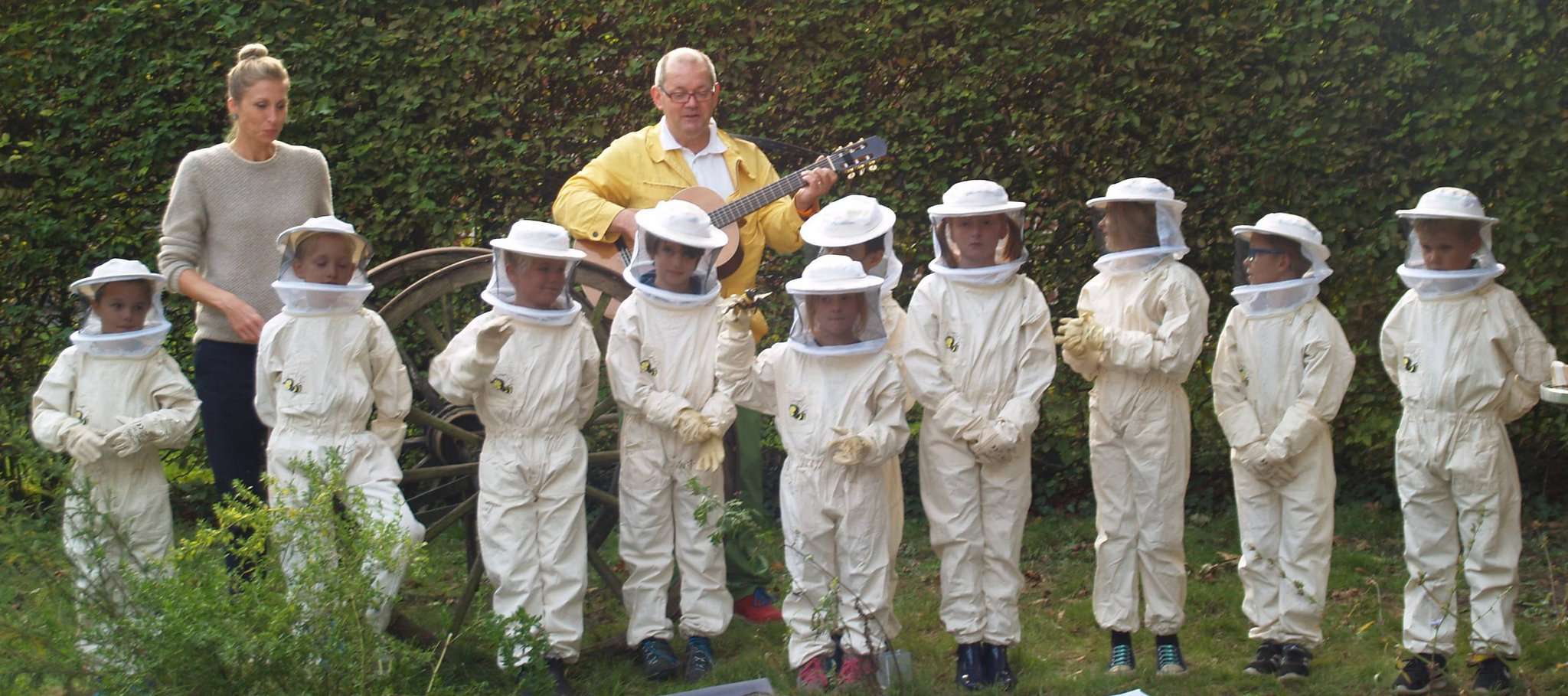 Imker Niels Kruse sang mit den Kindern ein Bienenlied. 