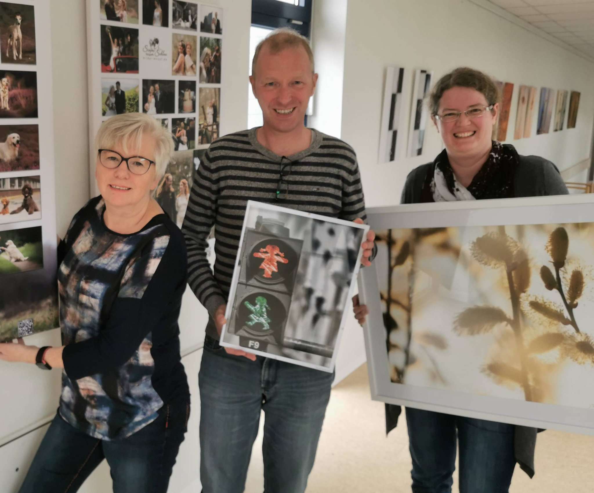Noch bis zum Jahresende gibt es die Fotos von Simone Schloen (von links), Bernd Sandmann und Antje Masemann im Krankenhaus zu bewundern. Foto: Antje Holsten-Körner