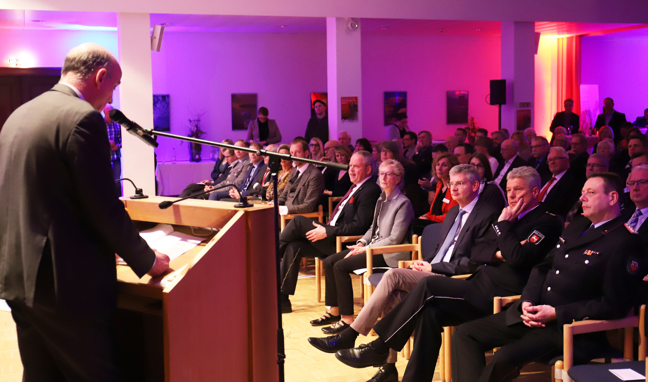 Detlef Brünger, Geschäftsführer des Agaplesion Diakonieklinikums, begrüßte am Donnerstagabend 300 Gäste beim Neujahrsempfang der Stadt Rotenburg und des Rotenburger Wirtschaftsforums im Buhrfeindsaal. 