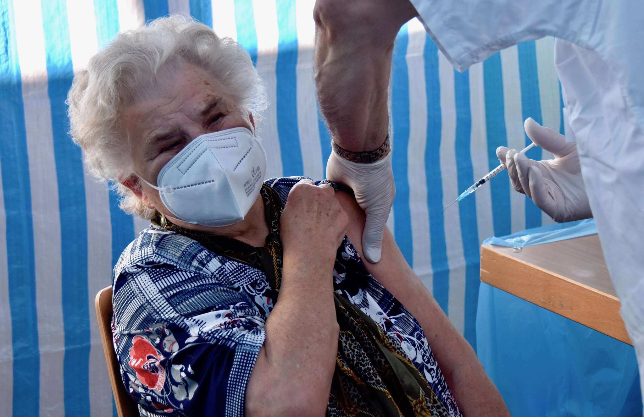 Elly Ludwig ist die erste Rotenburger Seniorin, die in der Pestalozzihalle die Spritze mu00edt dem Impfstoff bekommt. Fotos: Judith Tausendfreund