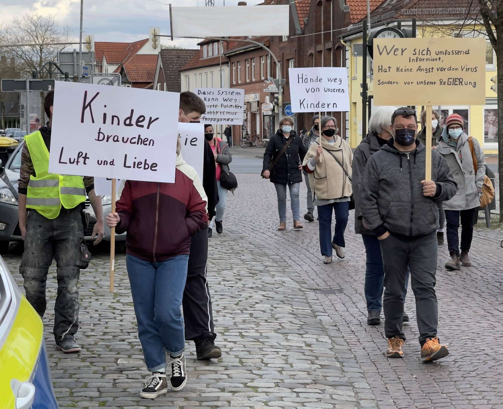 Auch die Polizei begleitet die Demonstrationen am Montagabend in Rotenburg schon seit langer Zeit u2013 hier ein Bild von Ende April. Heute werden beim 