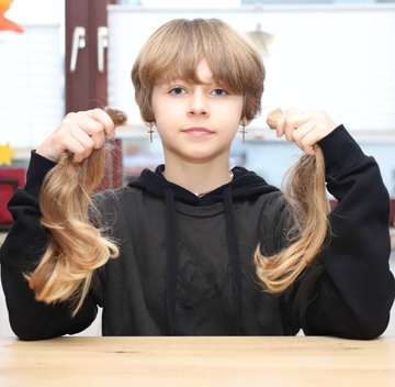 Marieke Sünkler lässt aus ihren Haaren eine Perücke fertigen  VON DENNIS BARTZ