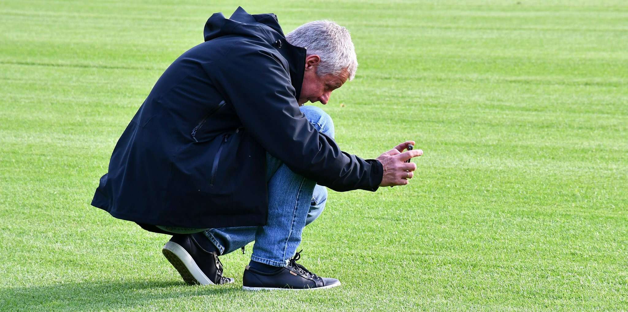 Da sah der Winterrasen noch top aus: Bürgermeister Torsten Oestmann fotografierte ihn unmittelbar vor dem Einweihungsspiel zwischen dem Rotenburger SV und der SG Unterstedt am 24. Mai 2022.