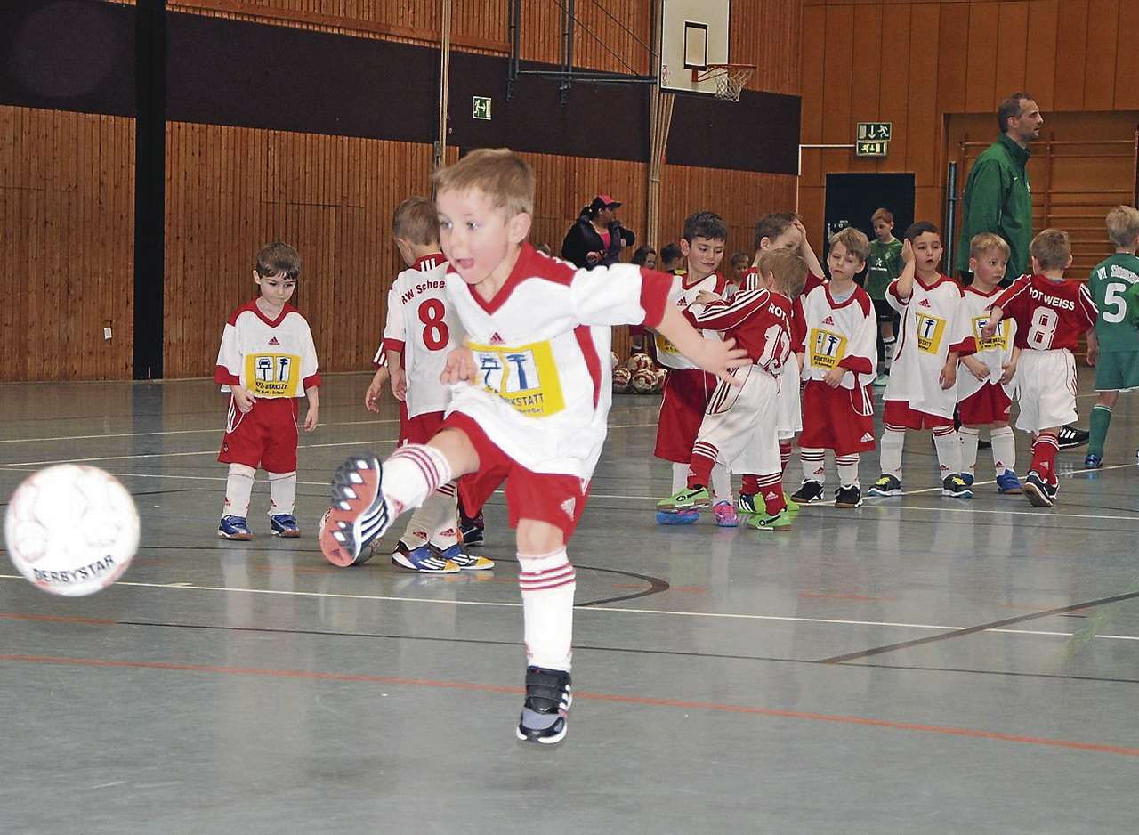 Kickten wie die Großen: die Teilnehmer beim G-Jugend-Fußballturnier in Scheeßel. 