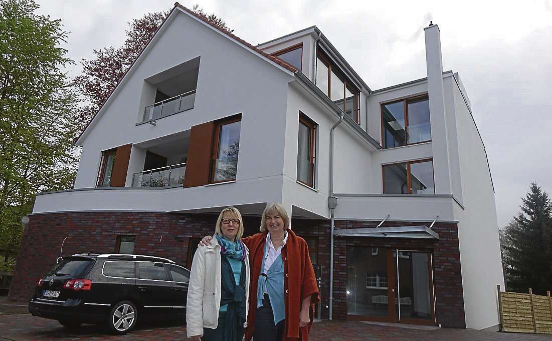 Cirsten Möller-Bassen und Margarethe Kuhn vor dem Pflegezentrum der Diakonie-Sozialstation in Scheeßel