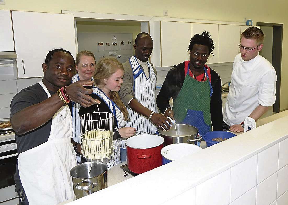 Den frisch gekochten Spargel in der Hand: Die Teilnehmer hatten viel Spaß beim Kochen in der Fintauschule. 