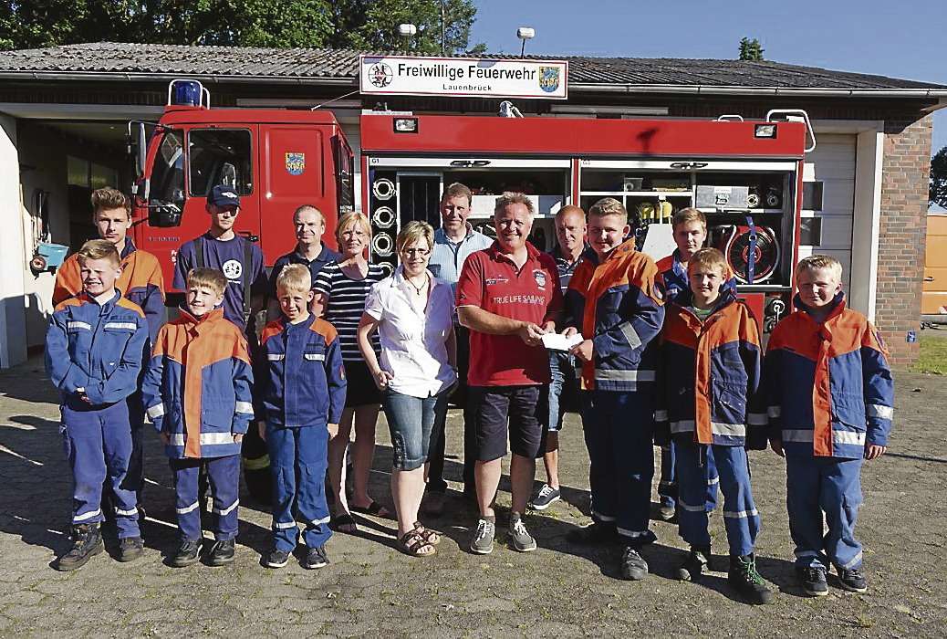 Oliver Maack von der Feuerwehrjugend nahm die Spende von der Anliegergruppe dankend an. 