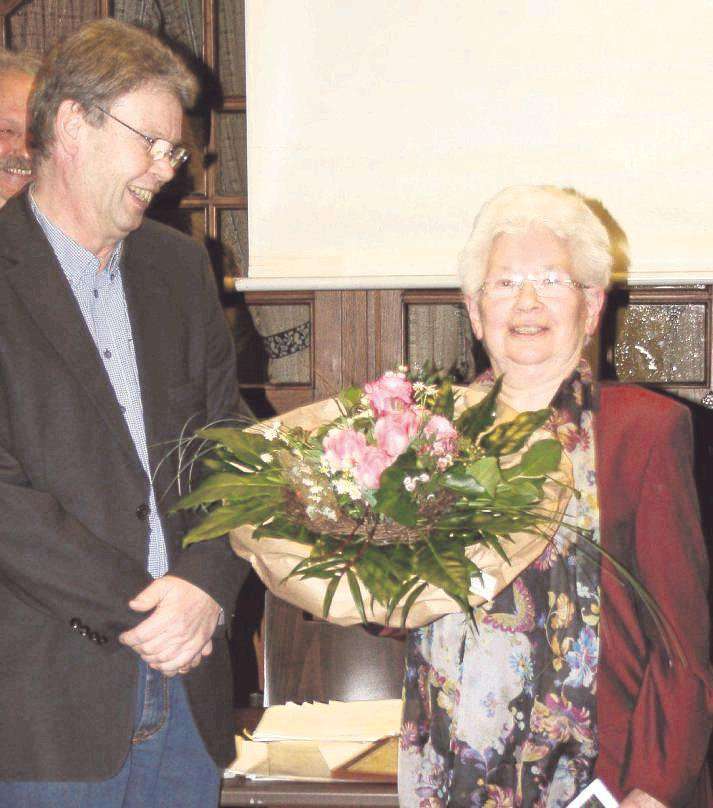 Christine Behrens ist seit ihrem Amtsrücktritt als Vorsitzende vor einem Jahr wieder zurück im Heimatverein: Ihr Nachfolger Uwe Wahlers gratulierte Behrens zur Wahl als Ehrenvorsitzende und überreichte ihr einen Blumenstrauß, eine Urkund sowie eine Museumsreise.