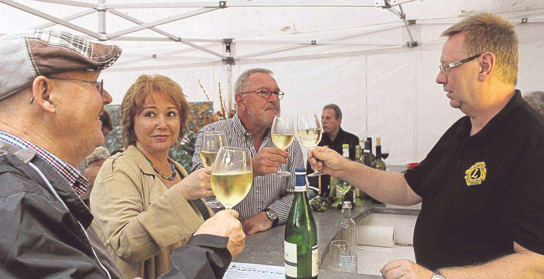 Beim Weinfest der Lions genossen die Besucher den Rebensaft. 