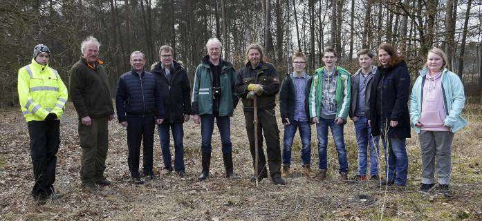 Jüngst trafen sich Vertreter des Lions-Club Scheeßel, der Interessengemeinschaft Vareler Heide, der Unteren Naturschutzbehörde sowie Beekeschüler in der Vareler Heide zur Stippvisite.