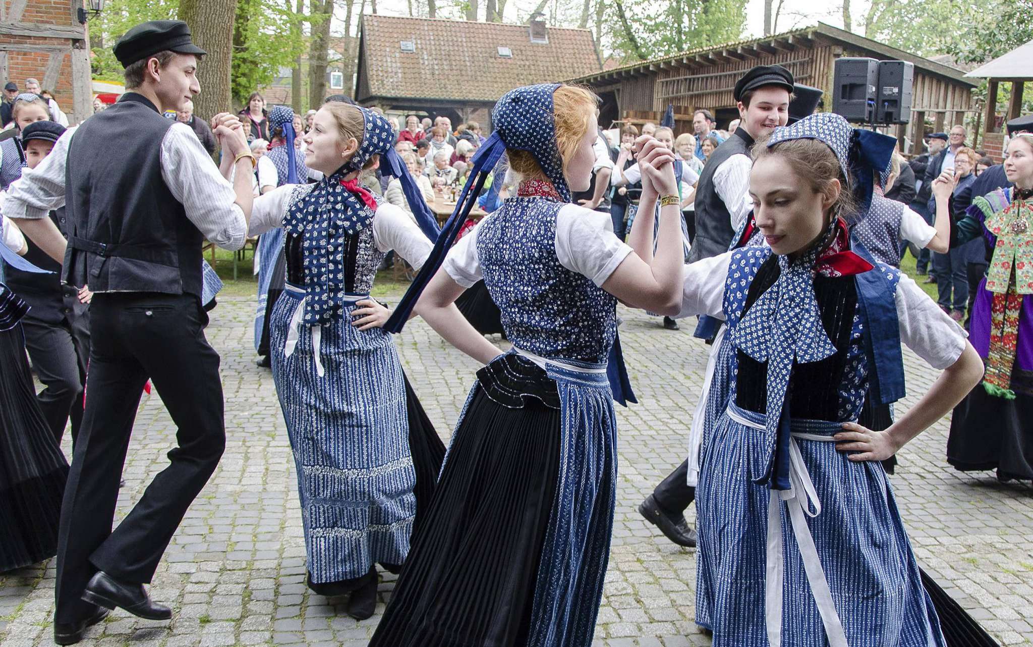 Die Jugendgruppe der Beekscheepers führte voller Konzentration traditionelle Tänze vor. Foto: Klaus-Dieter Plage